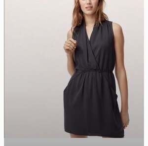 Wilfred Aritzia Black Sleeveless V-Neck Mini Dress Size Medium
